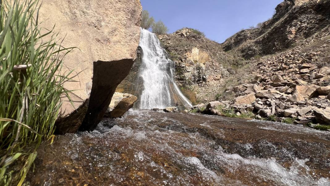 Karlar eridi Susuz Şelalesi’nde kartpostallık görüntüler oluştu - Resim: 16